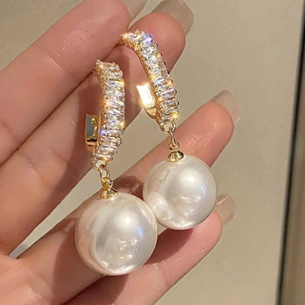 Boucles d'oreilles élégantes avec perles et zirconia